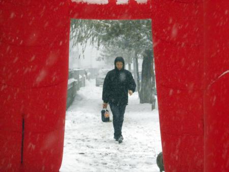 12月3日，在吉林省吉林市街頭，行人冒雪出行。