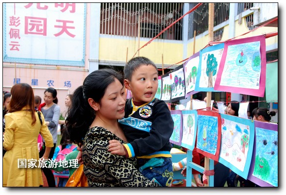 4月27日，婺源縣星星幼兒園的小朋友們在家長的陪同下在挑選愛心義賣的作品。