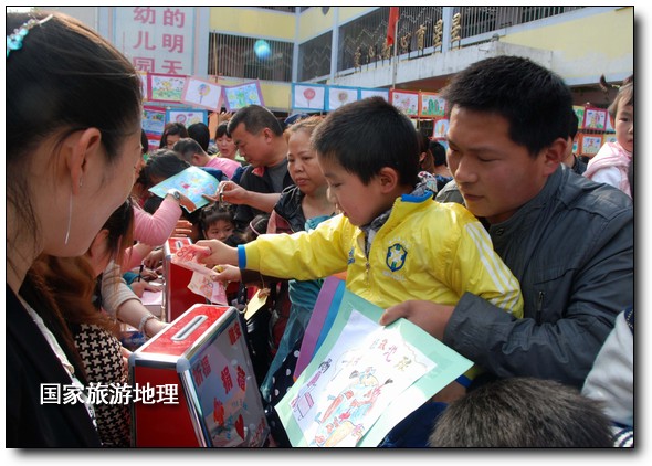 4月27日，婺源縣星星幼兒園的小朋友們在家長的陪同下將愛心義賣的錢進(jìn)行募捐。