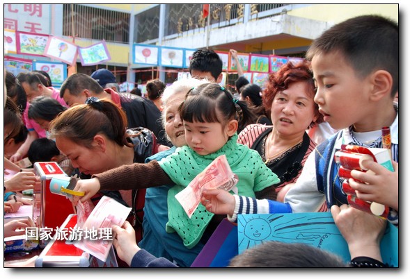 4月27日，婺源縣星星幼兒園的小朋友們在家長的陪同下將愛心義賣的錢進(jìn)行募捐。