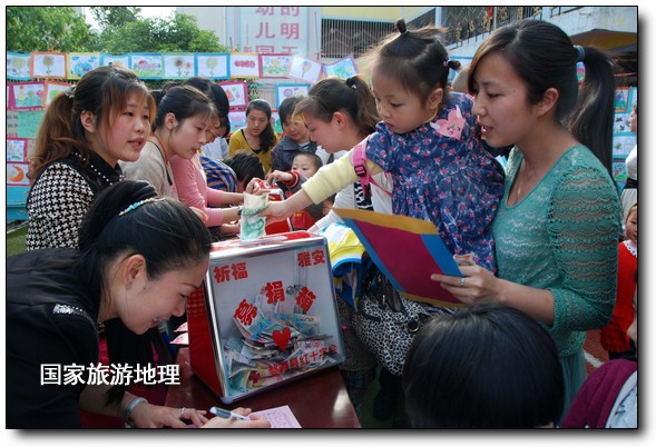 4月27日，婺源縣星星幼兒園的小朋友們在家長的陪同下將愛心義賣的錢進(jìn)行募捐。