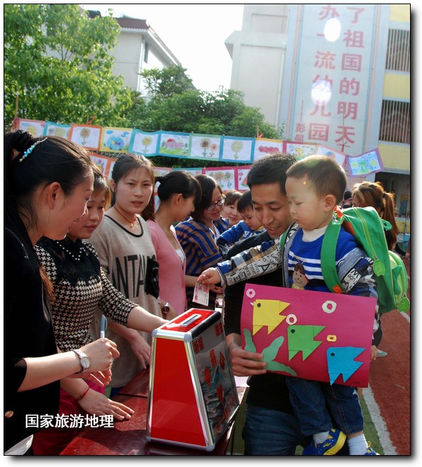 4月27日，婺源縣星星幼兒園的小朋友們在家長的陪同下將愛心義賣的錢進(jìn)行募捐。