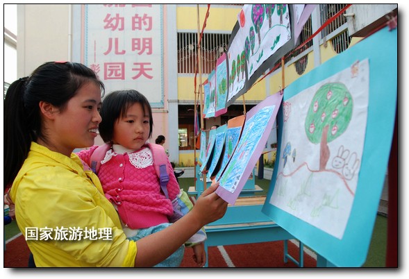 4月27日，婺源縣星星幼兒園的小朋友們在家長的陪同下在挑選愛心義賣的作品。