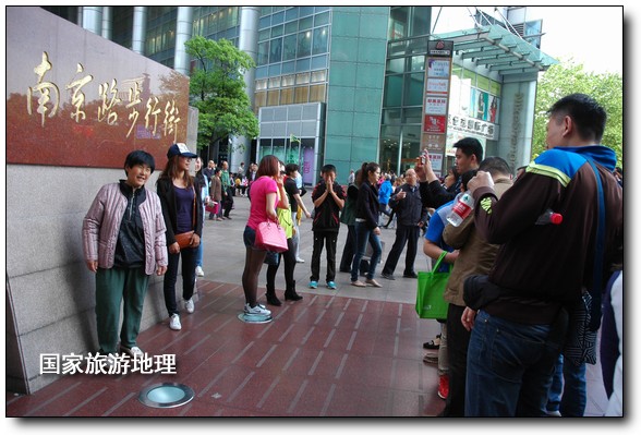 五一小長假，上海市天氣適宜出游，各主要旅游景區(qū)（點）迎來了大批市民和游客，尤其是南京路步行街成了中外游客爭相游玩的好去處