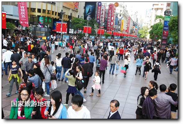 五一小長假，上海市天氣適宜出游，各主要旅游景區(qū)（點）迎來了大批市民和游客，尤其是南京路步行街成了中外游客爭相游玩的好去處