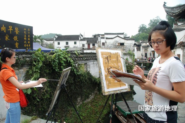 　　9月13日，座落在婺源縣秋口鎮(zhèn)李坑村“小橋、流水、人家”創(chuàng)作寫生基地的李坑章文灑店農(nóng)家樂。