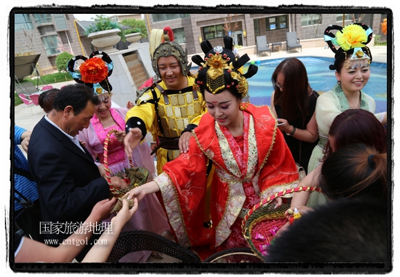 6月19日，端午節(jié)的前一天，甘肅平涼市崆峒區(qū)南山公園澳廈麗灣小區(qū)“邀請”唐朝被譽為四大美女之一的“楊貴妃”前來與市民見面，共度“端午佳節(jié)”。期間，“貴妃娘娘”由一名解說人員做向導，與小區(qū)居民一同游玩、賞景、互敬酒水、合影留念，并現場贈送大人小孩粽子、香包和糖果。