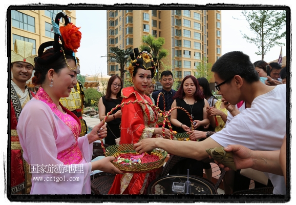 6月19日，端午節(jié)的前一天，甘肅平涼市崆峒區(qū)南山公園澳廈麗灣小區(qū)“邀請”唐朝被譽為四大美女之一的“楊貴妃”前來與市民見面，共度“端午佳節(jié)”。期間，“貴妃娘娘”由一名解說人員做向導，與小區(qū)居民一同游玩、賞景、互敬酒水、合影留念，并現場贈送大人小孩粽子、香包和糖果。