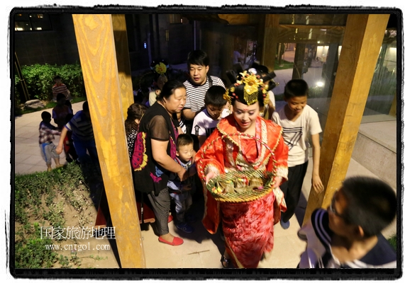 6月19日，端午節(jié)的前一天，甘肅平涼市崆峒區(qū)南山公園澳廈麗灣小區(qū)“邀請”唐朝被譽為四大美女之一的“楊貴妃”前來與市民見面，共度“端午佳節(jié)”。期間，“貴妃娘娘”由一名解說人員做向導，與小區(qū)居民一同游玩、賞景、互敬酒水、合影留念，并現場贈送大人小孩粽子、香包和糖果。