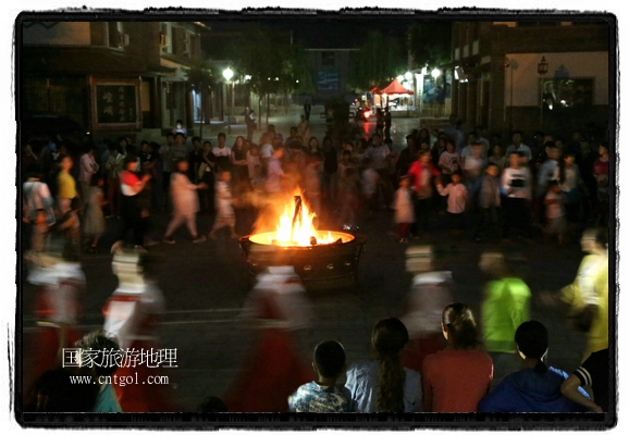 甘肅平?jīng)鍪嗅轻脊沛?zhèn)舉辦了篝火晚會(huì)，1000余名市民參與其中，大家載歌載舞，在歡快熱鬧的氣氛中為每一位父親送祝福。父親節(jié)（Father's Day），顧名思義是感恩父親的節(jié)日。約始于二十世紀(jì)初，起源于美國，現(xiàn)已廣泛流傳于世界各地，節(jié)日日期因地域而存在差異。