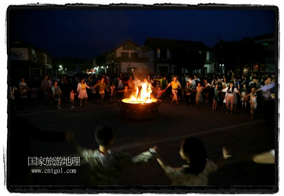 甘肅平?jīng)鍪嗅轻脊沛?zhèn)舉辦了篝火晚會(huì)，1000余名市民參與其中，大家載歌載舞，在歡快熱鬧的氣氛中為每一位父親送祝福。父親節(jié)（Father's Day），顧名思義是感恩父親的節(jié)日。約始于二十世紀(jì)初，起源于美國，現(xiàn)已廣泛流傳于世界各地，節(jié)日日期因地域而存在差異。